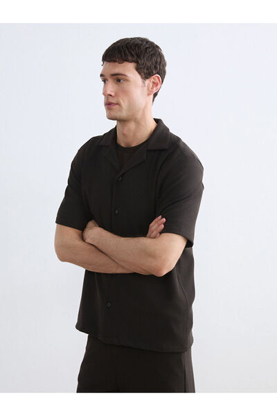 LC Waikiki قميص رجالي بني اللون بقصة عادية وياقة مناسبة للمنتجعات