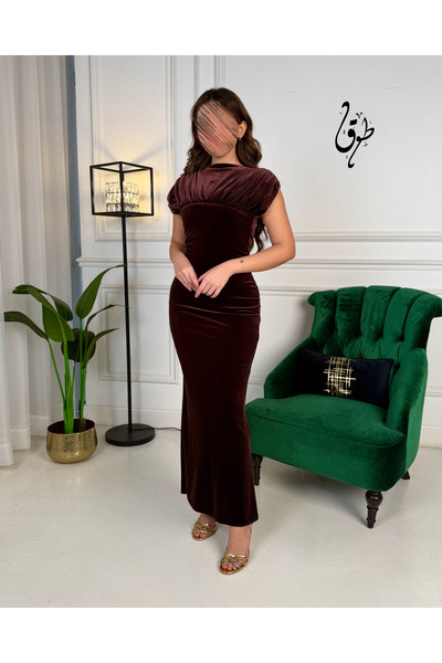 toog فستان سهرة مخملي بني داكن بقصة ضيقة ولمسة فاخرة