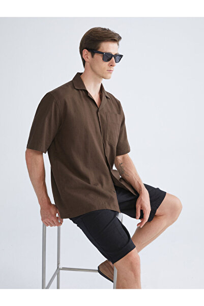 LC Waikiki قميص رجالي من الجبردين بأكمام قصيرة وقصة عادية باللون البني
