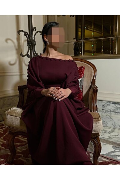 Riva An elegant dress in a dark burgundy color with a wide and comfortable de...