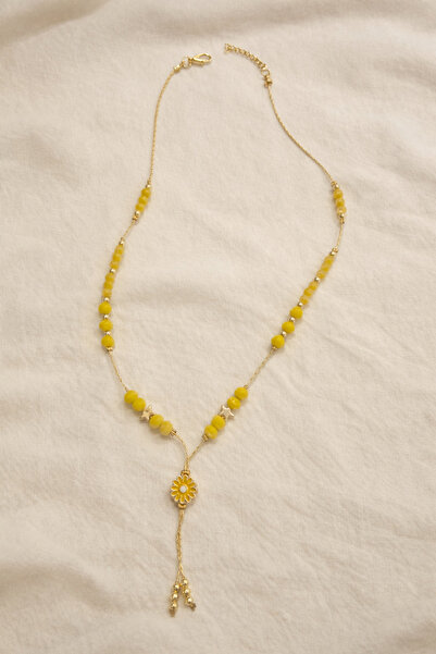 Karma قلادة ذهبية اللون مزينة بالخرز الأصفر وتفاصيل زهرة الأقحوان