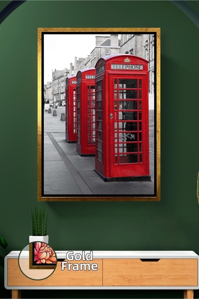 KOSS Dijital Estetică atemporală a orașului cu telefoanele roșii în străzi de...