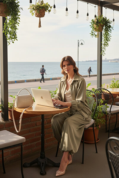 Lela سترة ساتان كبيرة الحجم بياقة كلاسيكية وأكمام خفاشية وسحاب 6839584