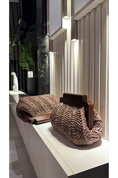 WOMANBAG KAHVERENGİ AHSAP BURSLU HASIR CLUTCH PORTFÖY EL ÇANTASI 38x22cm