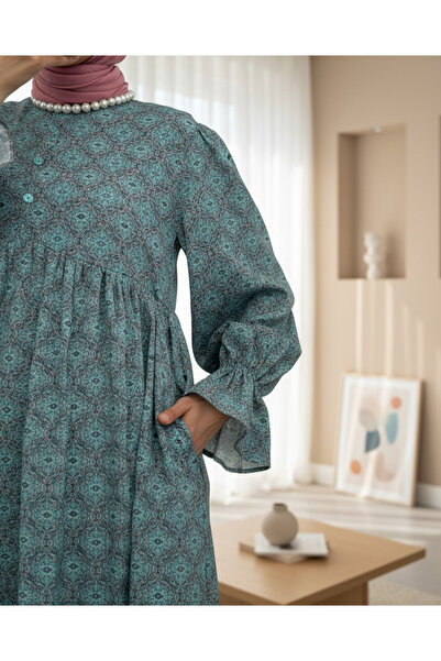 HİJABAYA Φόρεμα με μισό κουμπί και κορδόνι στη μέση με σχέδιο