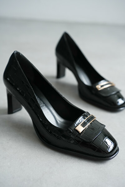 CİMİLİ SHOES حذاء فيونا نسائي بكعب عالٍ من الجلد الأسود اللامع مع إكسسوارات ذ...