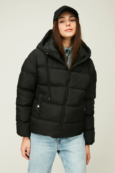 QAWWA Kadın Siyah Kapüşonlu Elyaflı Rüzgar Geçirmez Şişme Kışlık Mont.