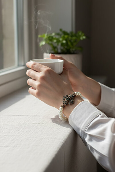 FAYRA ACCESSORIES Kristal Taşlı Çiçek Figürlü İnci Bileklik