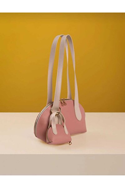ÖZÜM TAKI حقيبة يد نسائية صغيرة بتفاصيل جذابة ومقبض طويل باللون الفوشيا الكريمي