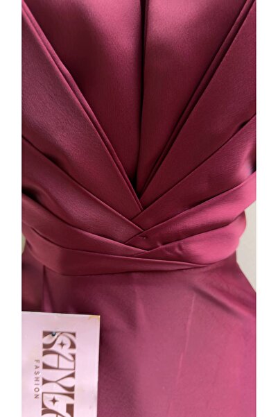 Kayla فستان يتميز بتصميم أنيق وفاخر