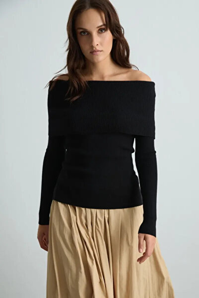 Gusto Bluză tricotată cu guler Madonna - Negru