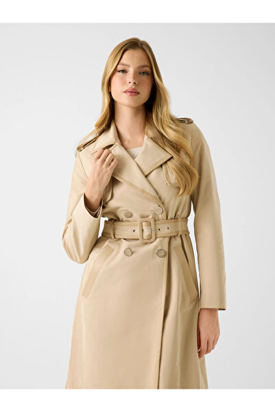 Guess معطف ترنش نسائي بني اللون من جيني مع تفاصيل من الجلد الصناعي W5RL14WGWD...