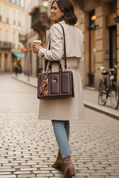 Classbag Кафява елегантна и модерна дамска чанта за ръка и рамо с шал