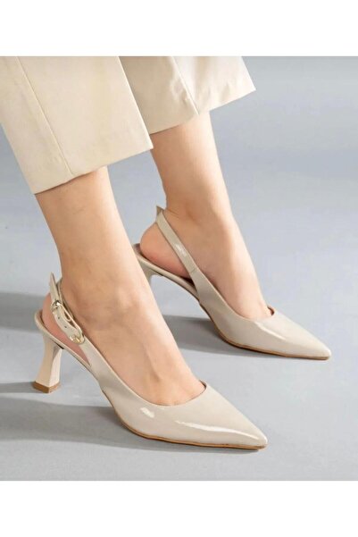 İA İLERİADIM حذاء نسائي ذو شعار بيج من الجلد اللامع بمقدمة مدببة وكعب كلاسيكي...