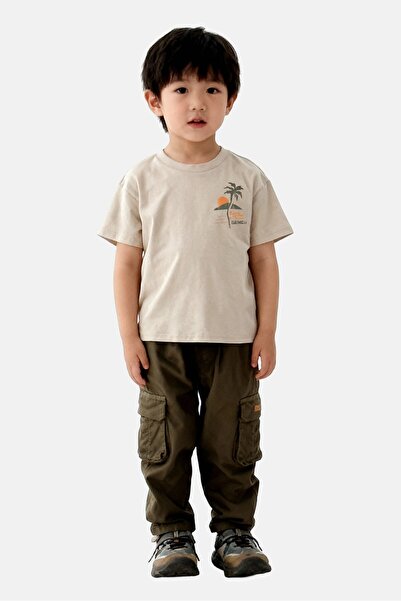 BENCH طقم تي شيرت وبنطال كارجو بشعار جرافيكي للأطفال الصغار، مكون من قطعتين، ...