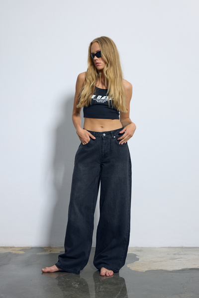 bases. جينز نسائي فضفاض بقصة فضفاضة