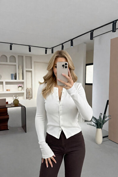 Sezgi Tekin Boydan Pat Düğmeli Fitilli Beyaz Basic Bluz