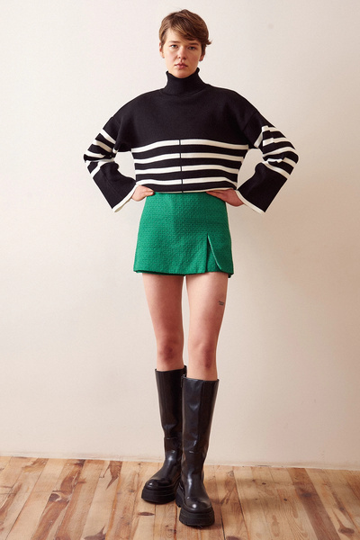 Never more Шорти-спідниця з розрізом з твіду, зелені