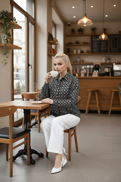 Cassime قميص نسائي من الساتان ذو تصميم مربع باللونين الأبيض والأسود