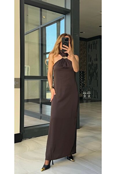 Butik Acı Kahverengi saten boyundan bağlamalı gold broşlu uzun astarlı yırtma...