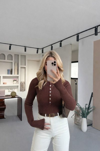 Sezgi Tekin Detaliu cu nasturi material reiat Tricotaj maro