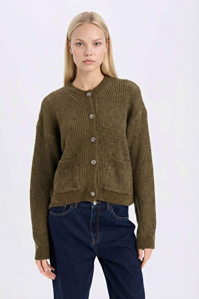 DeFacto Strickjacke mit normaler Passform, Rundhalsausschnitt und Knopfleiste...