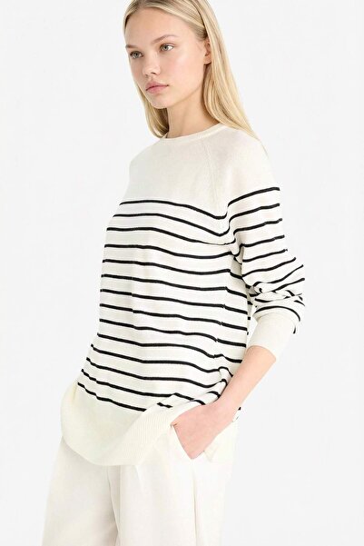 DeFacto Pruhovaný úpletový svetr Regular Fit s výstřihem do V E8486AX25WN