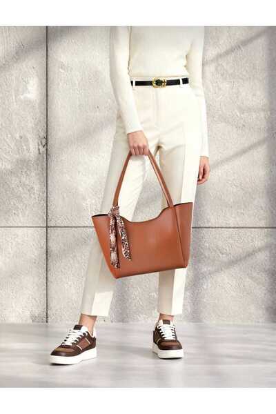 ÖZÜM TAKI حقيبة كتف نسائية كبيرة الحجم بتفاصيل وشاح باللون البني
