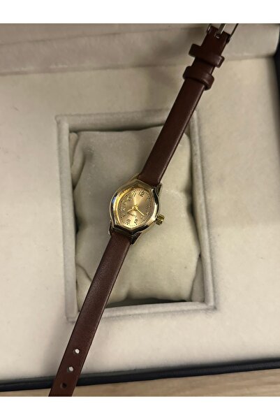 LA BOSS ساعة يد نسائية بتصميم بيضاوي بسيط، حزام أحمر داكن، تصميم عصري، علبة ذ...