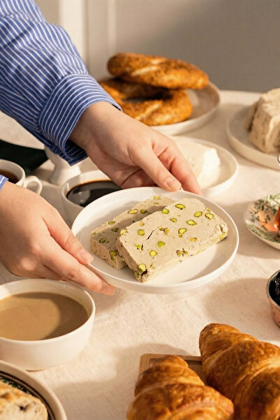 Gülhanım Abla Fresh Tahini Halva with Pistachios 400g