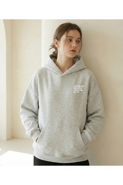 LELVANİ سترة مطبوعة عليها شعار YOU MUST BELIEVE بغطاء رأس على الصدر