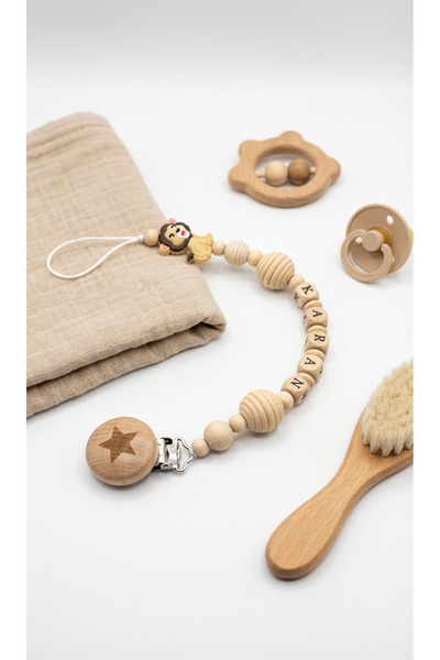 Pufuduk Baby İsme Özel Doğal Ahşap Emzik Askısı, Aslan Figürlü Bebek Hediyesi...