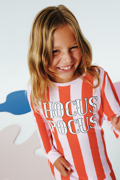 Penti Rosafarbenes Mädchen-Pyjama-Set mit Hocus Pocus-Streifen und langen Ärmeln