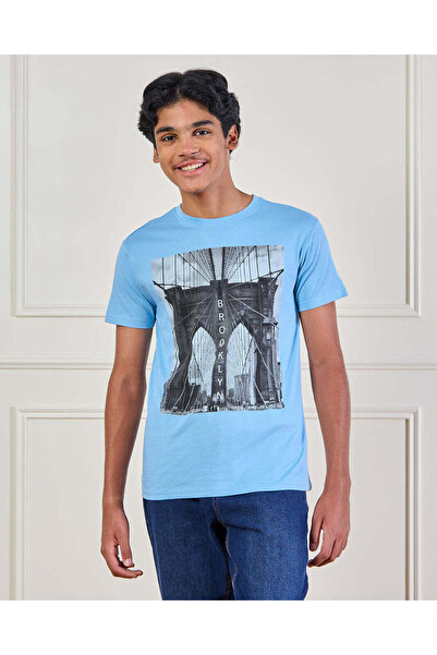 REDTAG تيشيرت برسومات جسر أزرق للأولاد الكبار