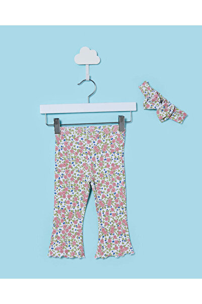 REDTAG طقم بنطلون ضيق أبيض مطبوع للبنات الصغيرات مع ربطة رأس (قطعتان)