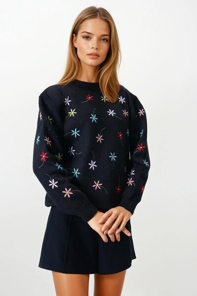 Trend Alaçatı Stili Women's Black Floral Embroidered Stand Collar Knitwear Sweater Vs00858