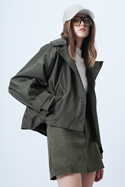 Trend Alaçatı Stili Women's Khaki Double Pocket Button Closure Short Trench Coat Vs01307