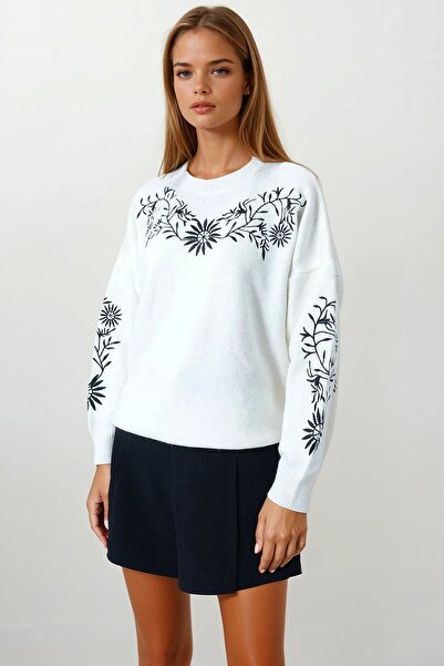 Trend Alaçatı Stili Women's Ecru Floral Embroidered Crew Neck Knit Sweater Vs00862