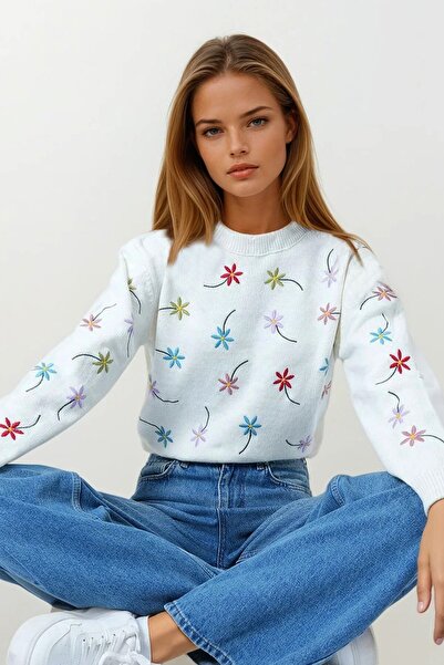 Trend Alaçatı Stili Women's Ecru Floral Embroidered D Mock Neck Knitwear Sweater Vs00858