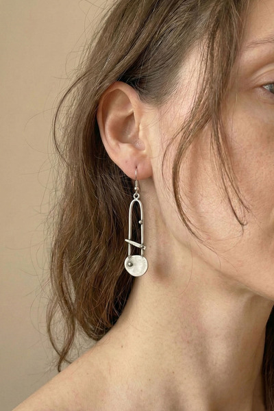 Clandestino أقراط طويلة بتفاصيل هندسية فضية