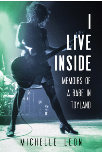 Borealis Books Locuiesc înăuntru: Memoriile unui bebeluș în Țara Jucăriilor