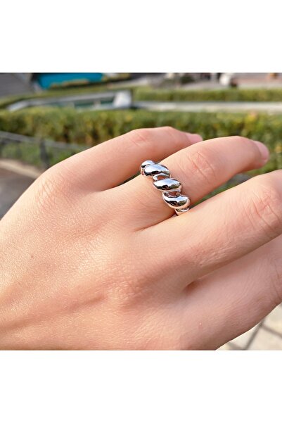 VEGALUXE Steel Twisted Ring Does Not Tarnish and Can Be Adjusted According to Finger Size.