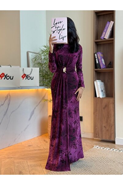 Generic Long evening dress in dark purple with an elegant belt