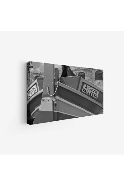 Tajridhome لوحة بحرية بألوان رمادية مع قوارب تقليدية، تعكس أجواء هادئة وعتيقة...