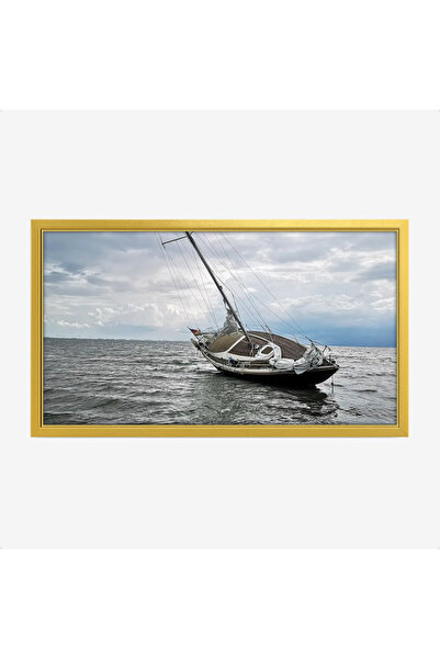 Tajridhome لوحة بحر تعكس قاربًا مائلًا وسط أمواج هادئة تحت سماء غائمة، جو من ...