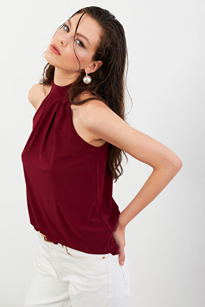 NEW JOURNAL بلوزة نسائية ذات ياقة هالتر باللون العنابي LPP1273