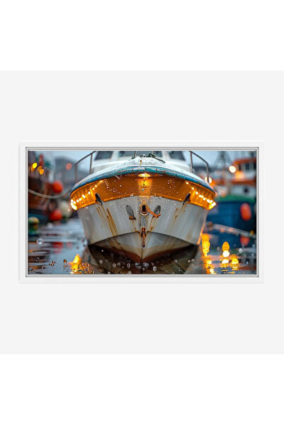 Tajridhome لوحة بحرية تظهر قاربًا مزينًا بأضواء دافئة مع قطرات الماء، تعكس أج...