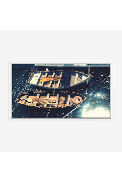 Tajridhome لوحة بحرية تظهر قوارب خشبية عائمة فوق مياه زرقاء لامعة، تعكس أضواء...