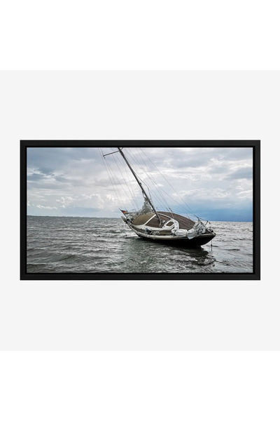 Tajridhome لوحة بحر تعكس قاربًا مائلًا وسط أمواج هادئة تحت سماء غائمة، جو من ...
