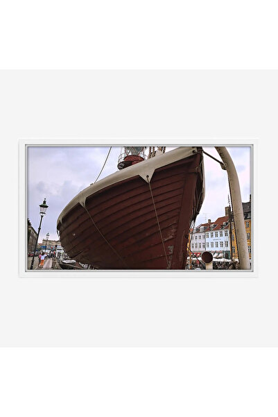 Tajridhome لوحة بحرية لسفينة خشبية تقف بفخر تحت سماء غائمة، ألوان دافئة تعكس ...